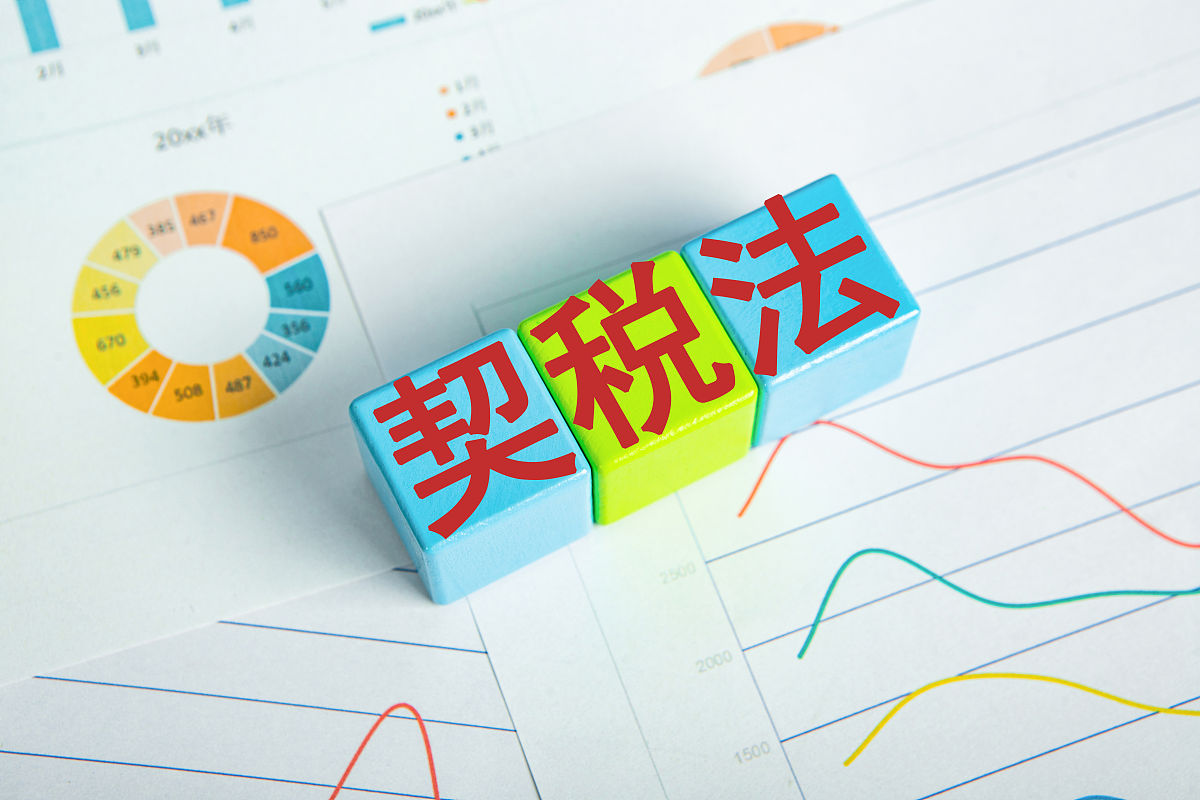 在选择券商的时候建议考虑以下几点：一、尽量选择上市券商且评级在A级以上这样的券商在管理、制度、实力、安全、专业、服务、交易通道速度、硬件条件等各方面都相对更有保障且附加增值服务更多二、选择线上业务更完善的券商比如创业板、科创板、融资融券等等业务三、选择费率相对低的券商自己到券商开户目前佣金一般还在万分之三左右可以提前联系券商客户经理将费用降到最低可以做到万一；如果后期涉及到了融资融券业务还会有两融
