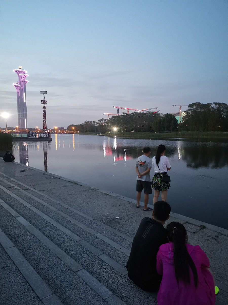 我们将在周六下午举行一次班级团建活动，地点在蠡湖大桥公园，请为我安排下行程攻略，要求包含以下信息：景色优美，人少，有游乐设施摩天轮海盗船等，有游船可以自己划船，大家可以自行游玩玩自己想玩的项目，靠近湖边凉快。