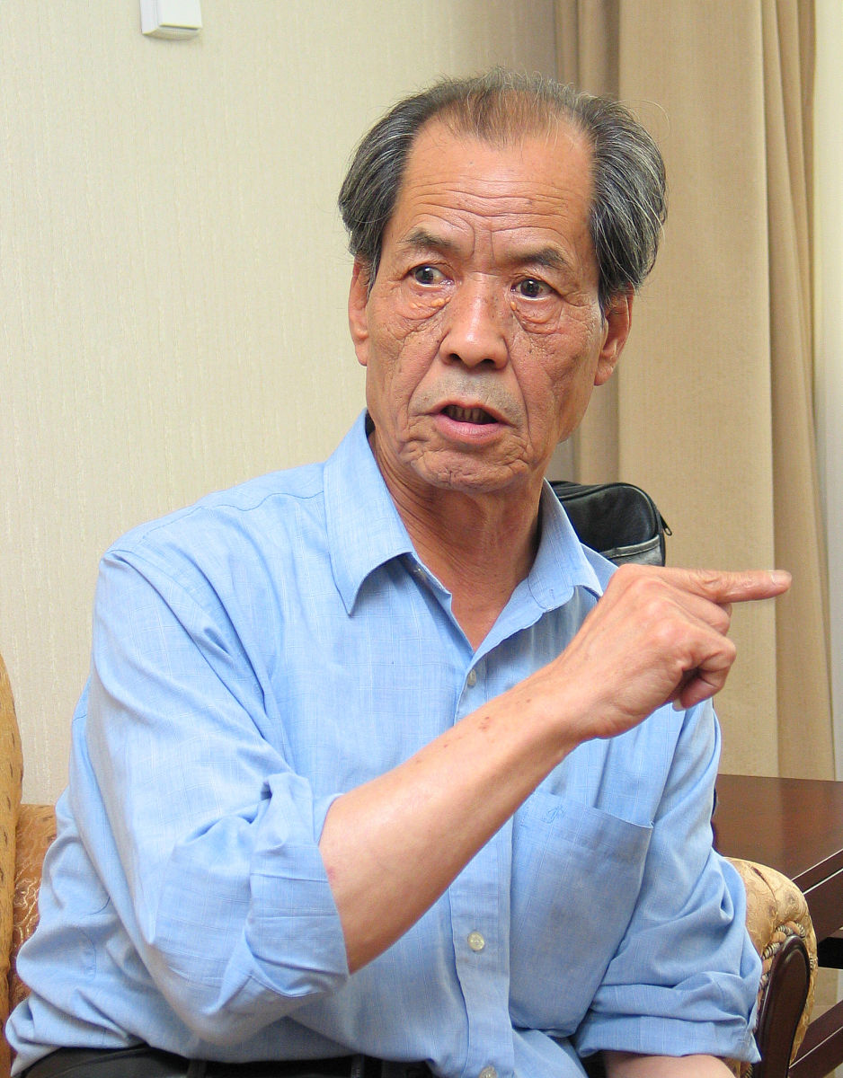 2006年05月28日,山东省青岛市,陈忠实在青岛.