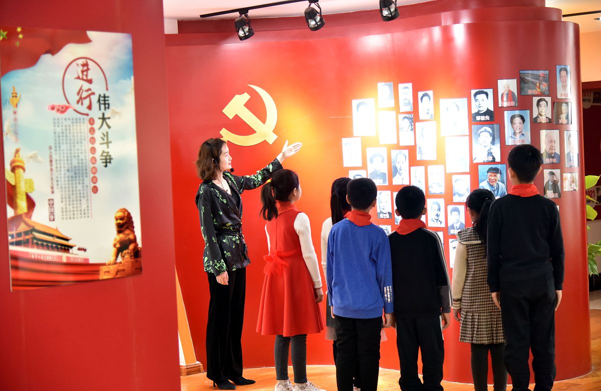 本土红色文化融入幼儿园教育活动的现状调查与对策研究——以江西省井冈山红色文化为例的论文当中的概念界定部分请对‘本土红色文化’做概念界定