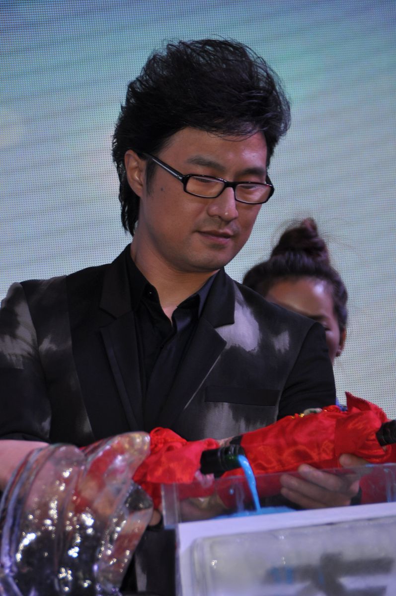 2012年9月23日,上海,公益歌曲《奔跑不只为第一》mv发布会举行.汪峰++