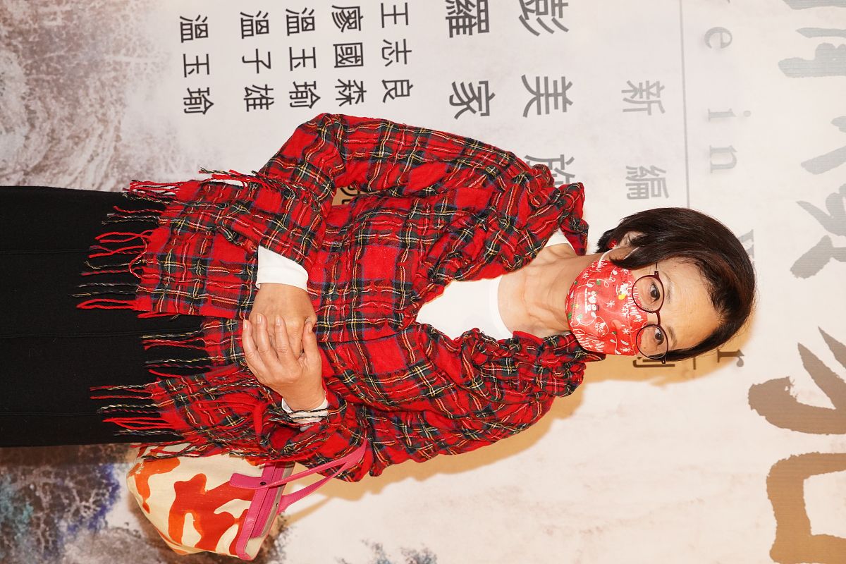 龙年即将来临帮我设计一套主题为神龙降世的王者荣耀主题皮肤需要含中国龙、传统中国文化、龙图案、红色与金色等等元素一共要五个角色分别是赵云孙尚香大乔亚瑟貂蝉。并帮我想好他们五个人的皮肤名称帮我写好它们的皮肤背景故事主要是拯救苍生。并帮我设计他们的技能特效和名字