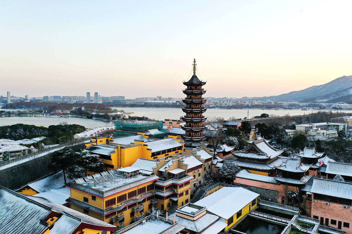 2020年12月30日,江苏南京,雪后的鸡鸣寺风光.