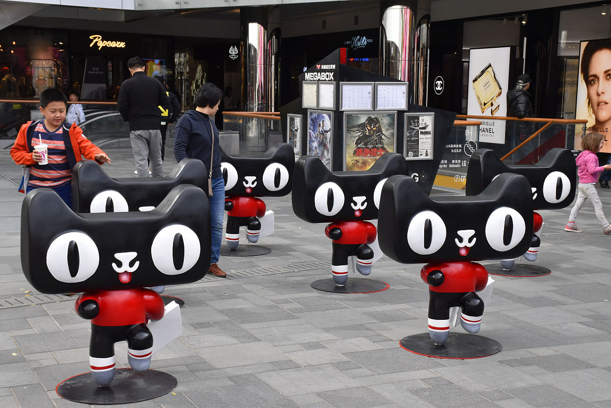 2018年10月28日,北京,"天猫"卡通雕塑亮相三里屯街头,呆萌有趣惹人爱.