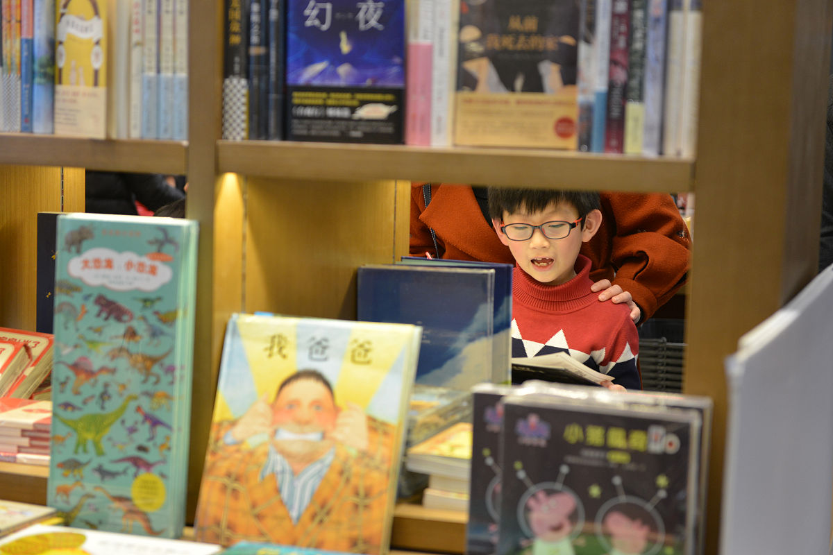 2018年12月22日,苏宁极物书店在南京燕子矶花园城正式开业,围绕"生活