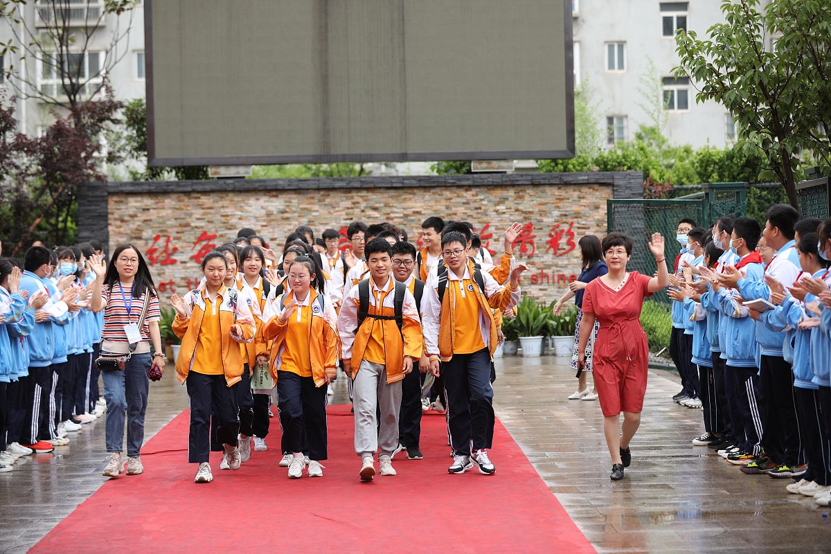 2021年6月15日,山东省日照市,金海岸中学初三毕业生背上行囊,离别母校