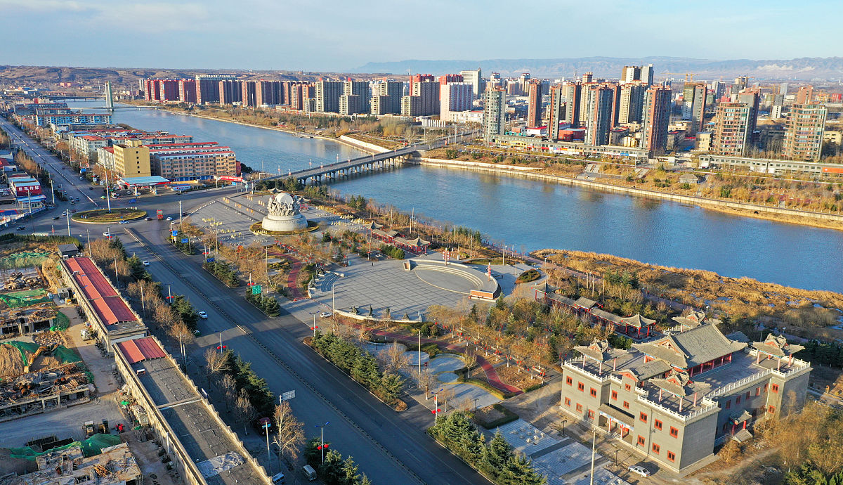 2021年2月15日,在山西省临汾市襄汾县鼓乐文化广场,大红灯笼迎风飘扬,