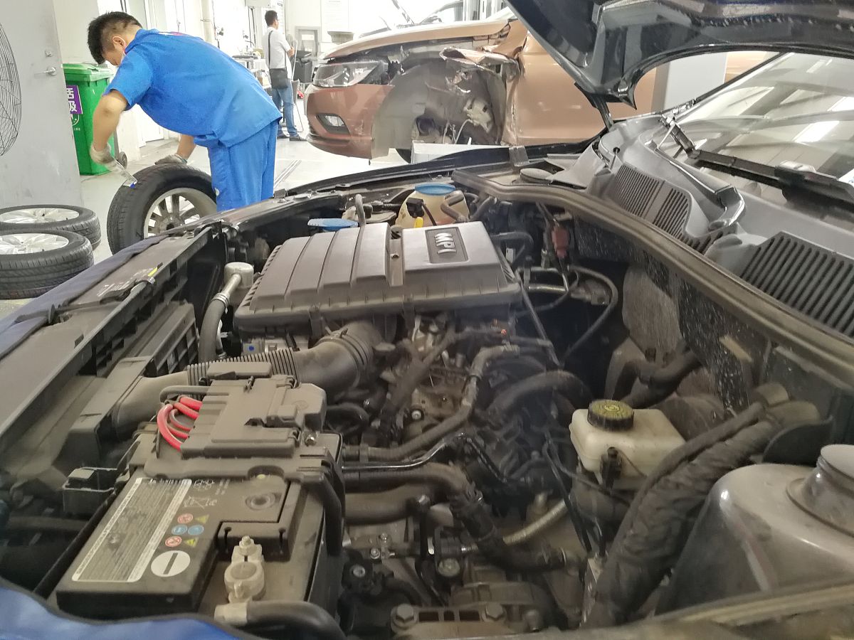 帕萨特现在发动机温度很高发动机的温度会降下来吗