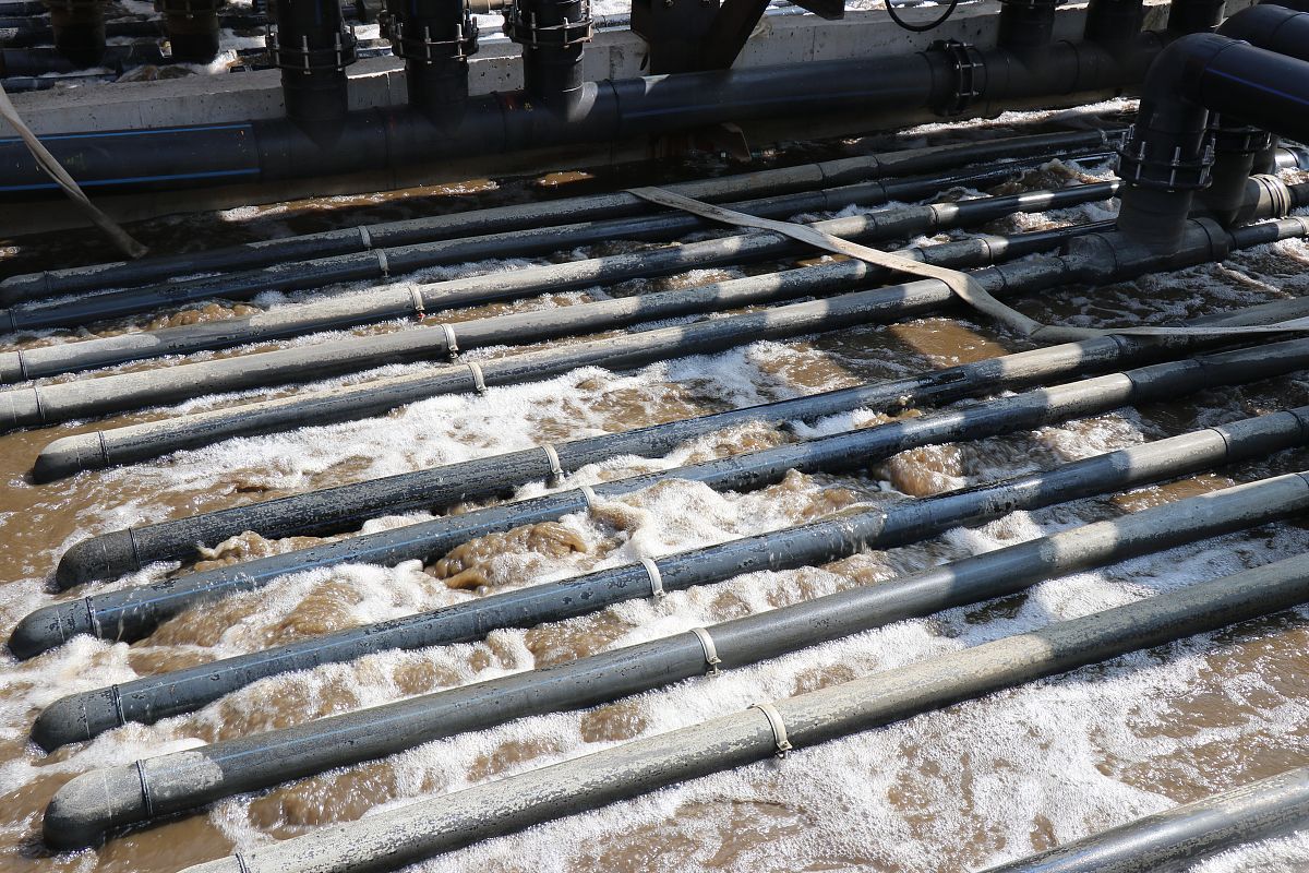 在涌动式扒渣过程中铁水的液面波动会对兑铁口造成什么影响