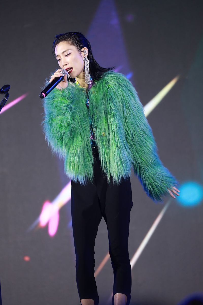2020年12月24日,上海,明星现身ms上汽r汽车迎新演唱会 .苏诗丁