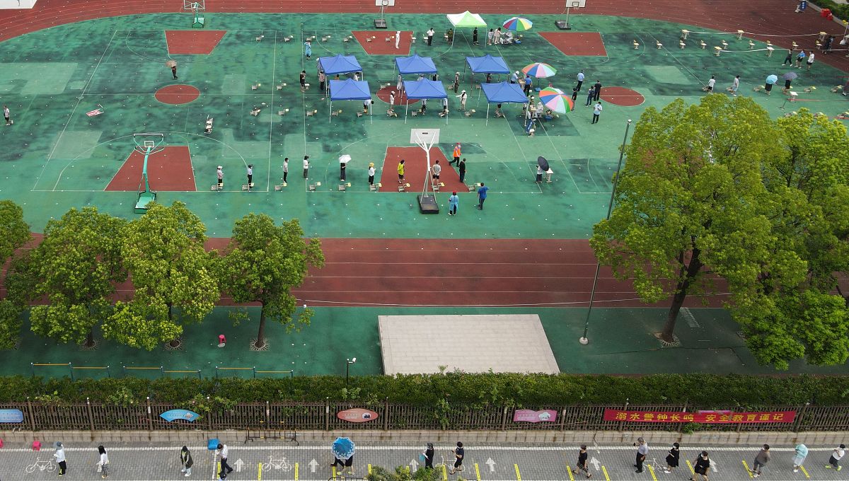 2021年8月5日,市民在江苏省扬州市育才小学核酸检测点排队进行核酸检