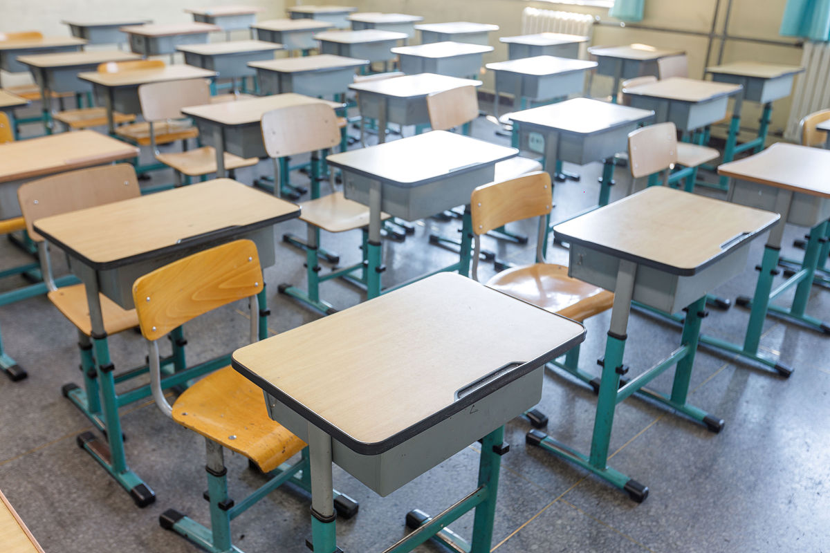 学校操场上出现了诡异的现象。由课桌和椅子拼成了一个数字9改写句子用诡异和悬疑方式改写