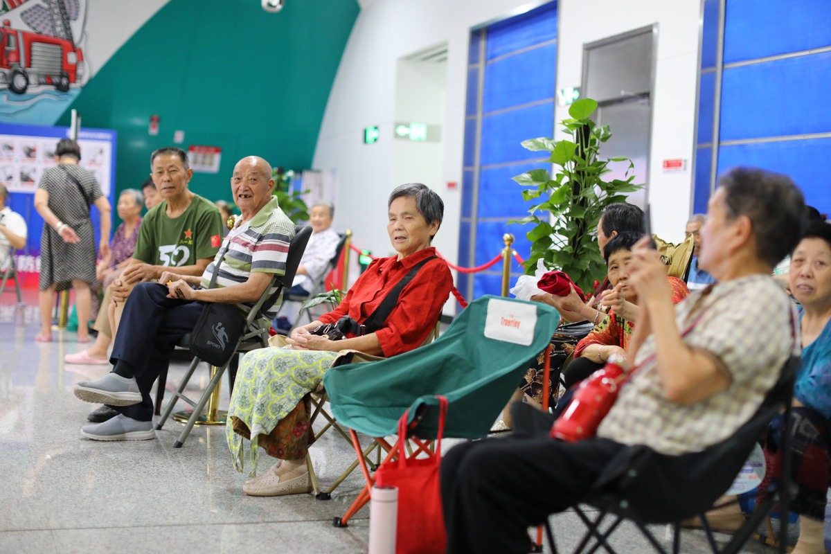 1、视角新：探讨老有所乐问题《十四五国家老龄事业发展和养老服务体系规划》大力提倡人们加大对老年人群体的关注度社会大力推进老有所养老有所医养老是这个老龄化时代的热门话题。但除了养和医老人的精神世界文娱生活却往往不受关注。丰富老年人的文化娱乐生活不仅可以锻炼老年人的身体也可以愉悦他们的心情让他们更加放松生活更加美好还可以促进社会的和谐发展有利于提高社会生产力。本课题主要针对老有所乐进行深度挖掘关注点不