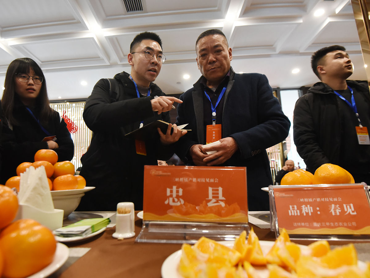 帮我构思一项主持流程并且写一篇主持稿要求如下：主题是：黄家月东兴销售团队交流会。第一邀请东兴总经商黄雯女士致词讲话5分钟内；第二乐队演出中间穿插抽奖活动；最后嘉宾分享交流对今年行情看法或对销售工作提出建议这个环节需要引导嘉宾去回答上述问题并接嘉宾的话重点。整体围绕黄家月月饼来写。