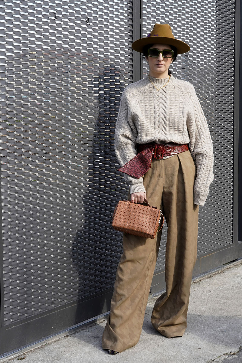 随着社交媒体的兴起人们追求个性化和与众不同的形象。选择复古老钱风的穿搭在内敛简单的配色中通过优质面料和精细的剪裁来透露出个人的品味。今年7月社交媒体上复古老钱风的穿搭服装越来越受欢迎。一些时尚博主分享了各种风格的复古老钱风服装。翻译成英文