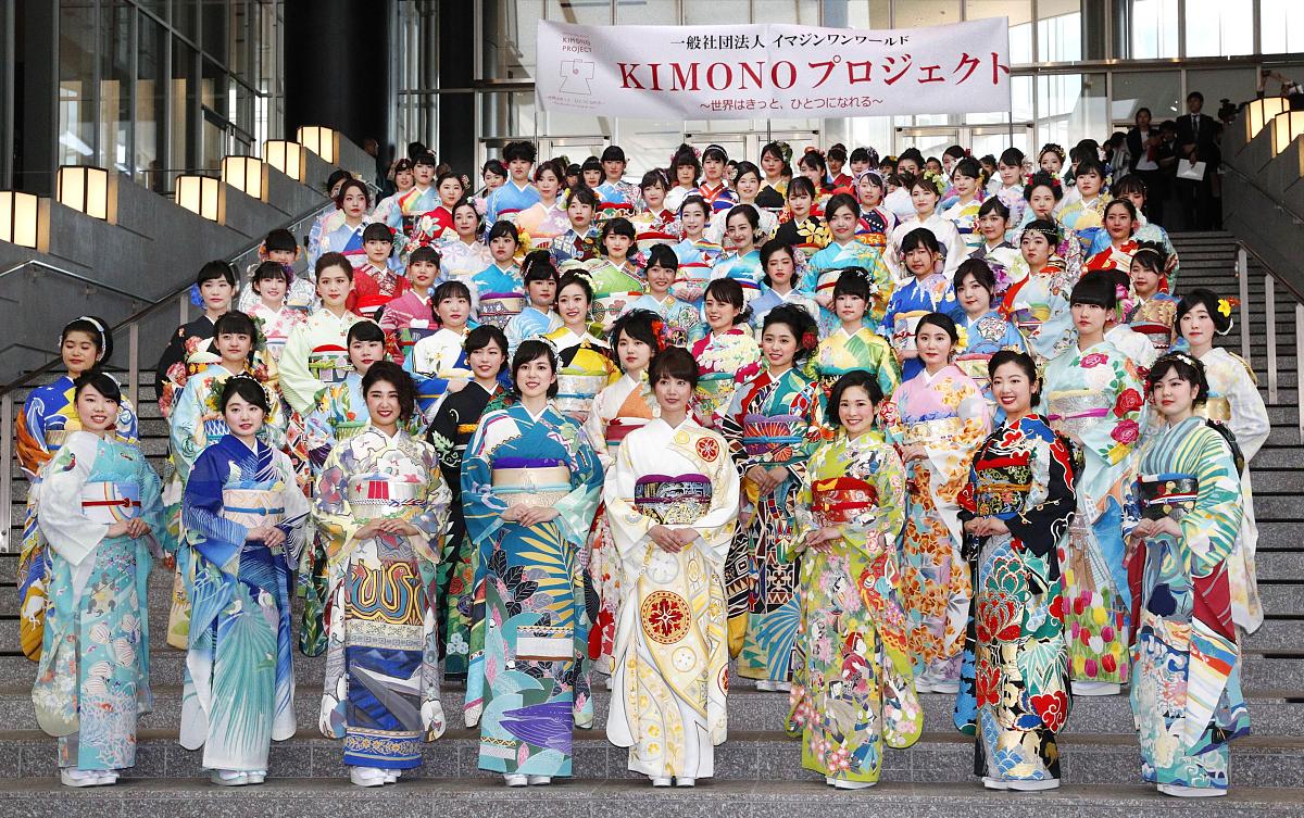 当地时间2018年4月29日,日本福冈,高中生模特身着各国特色和服进行展