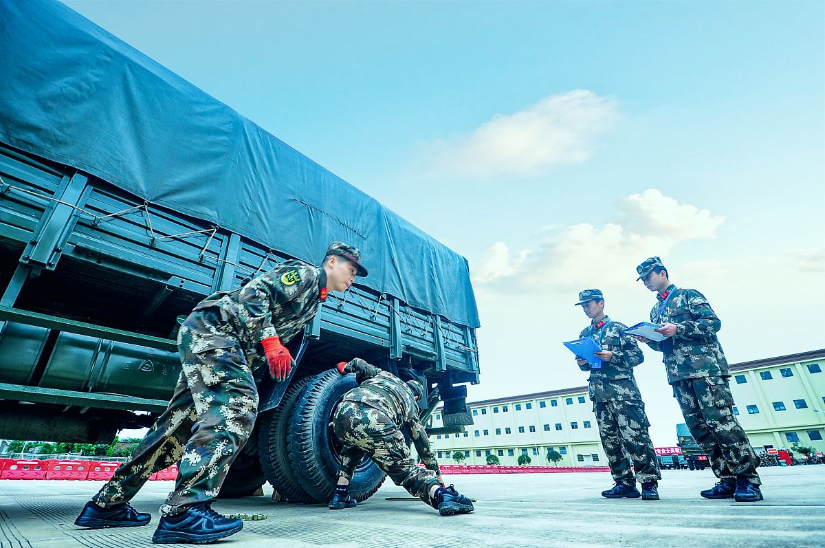2020年10月15日,四川成都,一名参加鉴定的士兵正在进行汽车故障诊断与