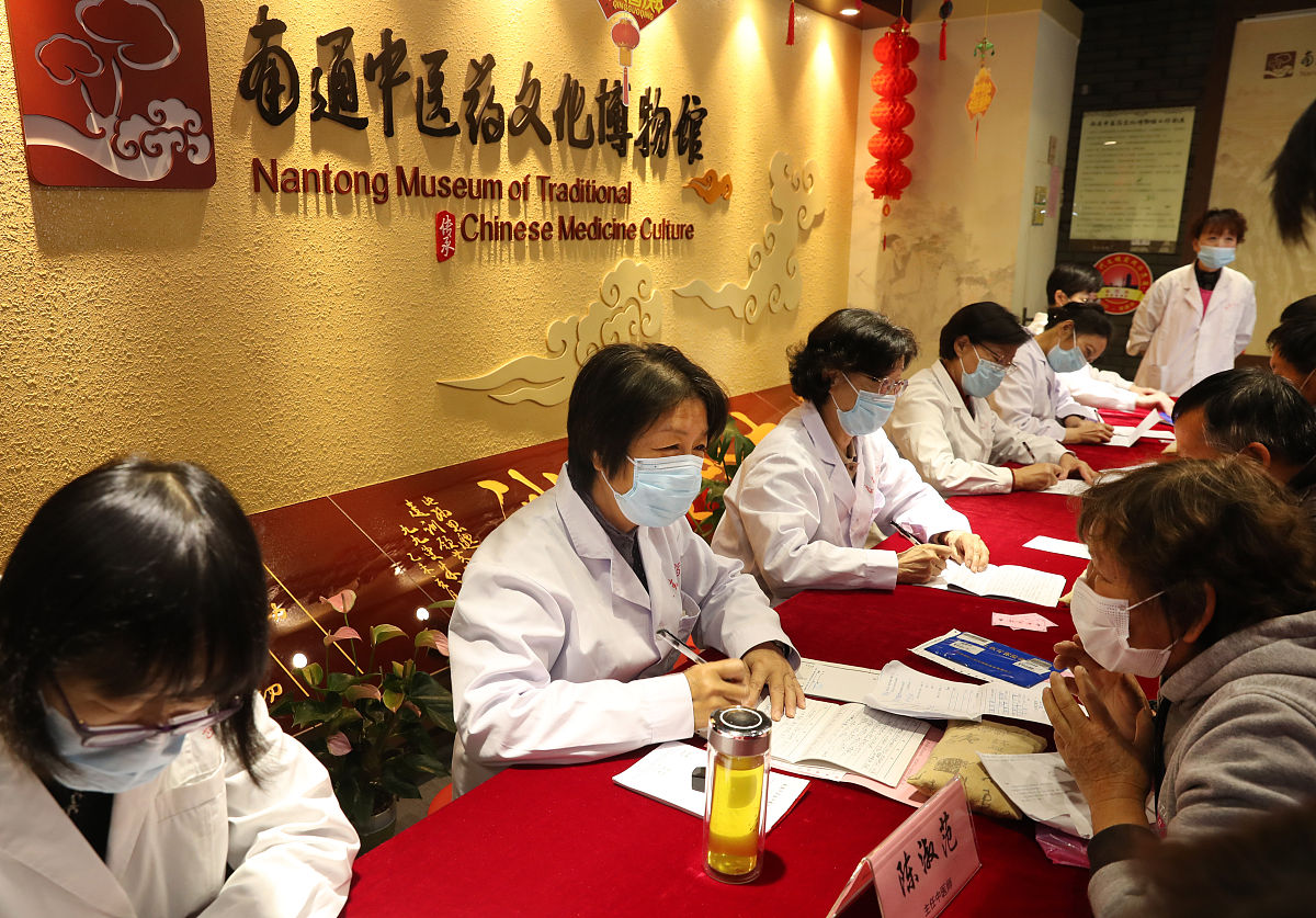 零零写一篇文章描述下未来加强中医药人才培养的论文