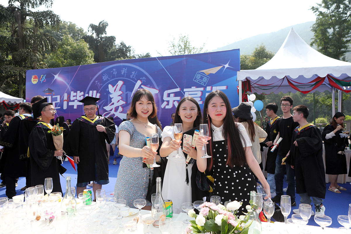 毕业季创意活动策划：主题派对、合影展、旅行计划分享等