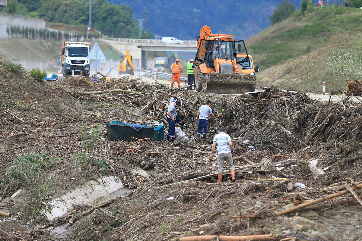当地时间2021年8月12日,土耳其巴顿省,土耳其灾难和应急管理局(afad)