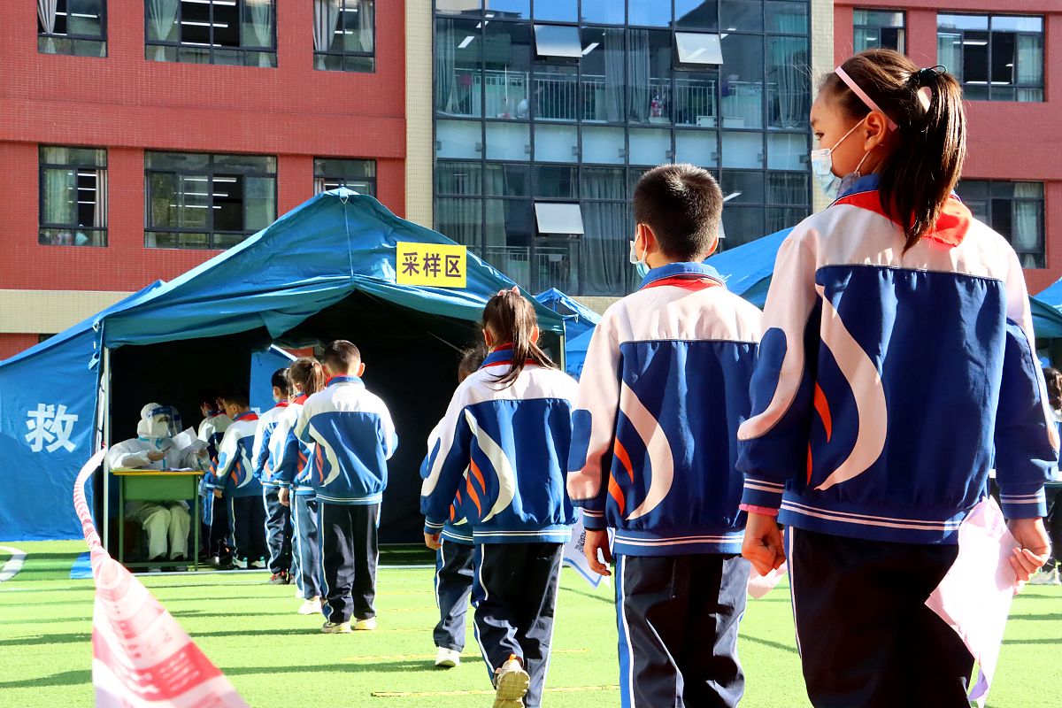 2021年10月29日,在四川省巴中市通江县实验小学,学生正在排队等候医务