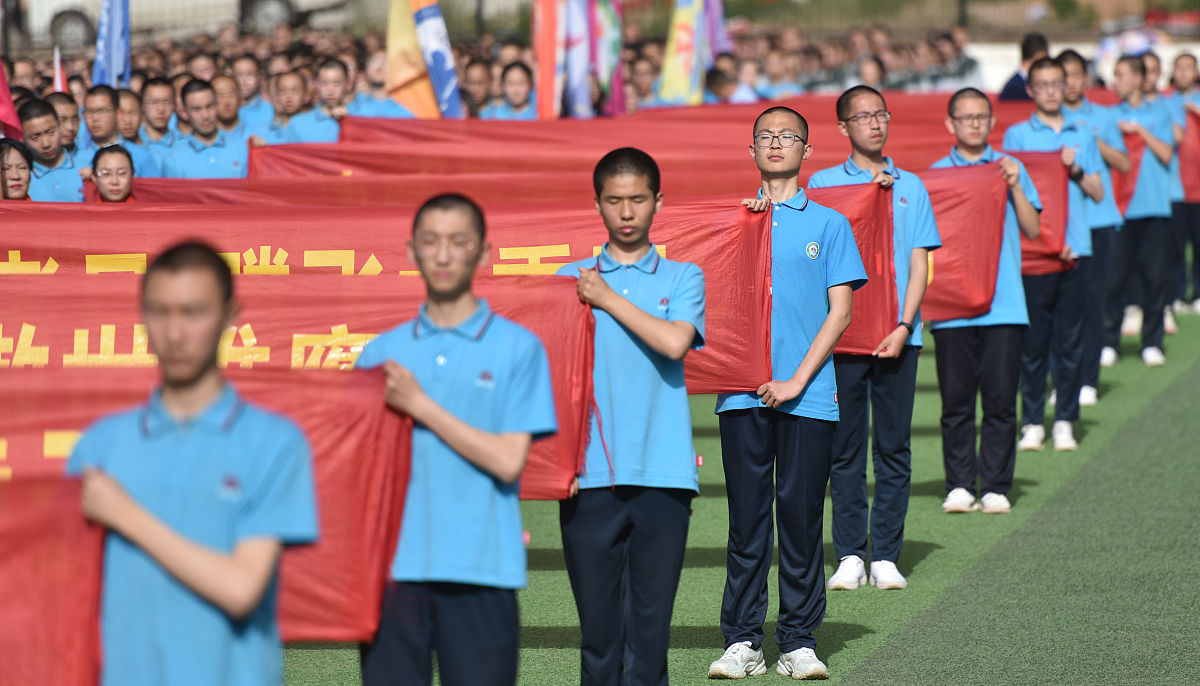 你的同班同学小华原本非常努力但上了初三后历经考试的成绩不甚理想渐渐变得消沉怠惰。到学期末时便以生病为由连续多天不来学校他的父母在家多次劝说督促软硬兼施他才勉强去上了两天课随后便又请假回家。同学们问他缘由他说我不是学习的料反正努力了这么久也没有用我还是回家躺平吧。听了小华的话你有什么想法？请你给小华同学写一封信分享一下你的见解。要求题目自拟。信的落款是小超日期是2023年1月5日。不少于500字文中