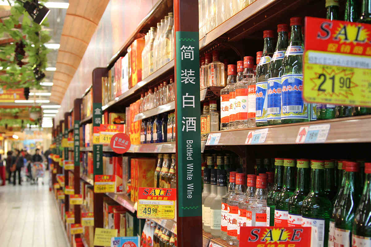 2012年12月29日,江苏省南通市,市民在一家大型超市白酒销售专柜选购白