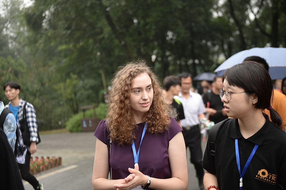 2019年9月5日,成都,诗歌周活动上,来自全球的众多诗人在宽窄巷子内采