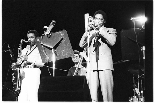 水彩畫家沈國仁老師陳傳齊老師演奏劉天華大師二胡十大名曲第一首良宵也叫除夜小唱 請問這首曲子敘述甚麼內涵 你是不是也可以舉出生活中讓你陶醉不已的某 一首樂曲並試著說明這首樂曲之所以迷人之處。台灣鄉野很美很有感情。你是不是也可以在生活經驗中找到與沈老師一樣歌頌台灣鄉野之美的畫家油畫、水彩皆可並說明他們歌頌的創作有什麼不同