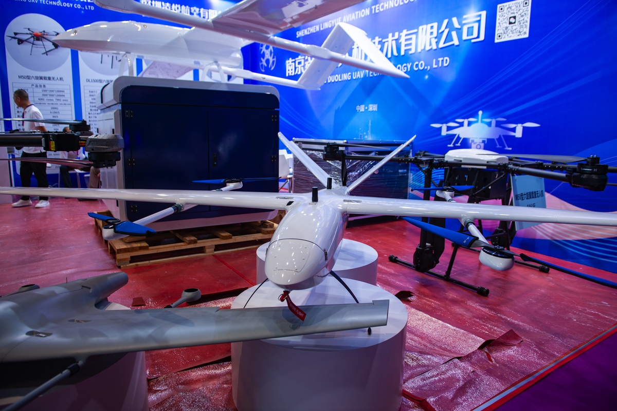 未来军事化无人机如何人工智能 5000字