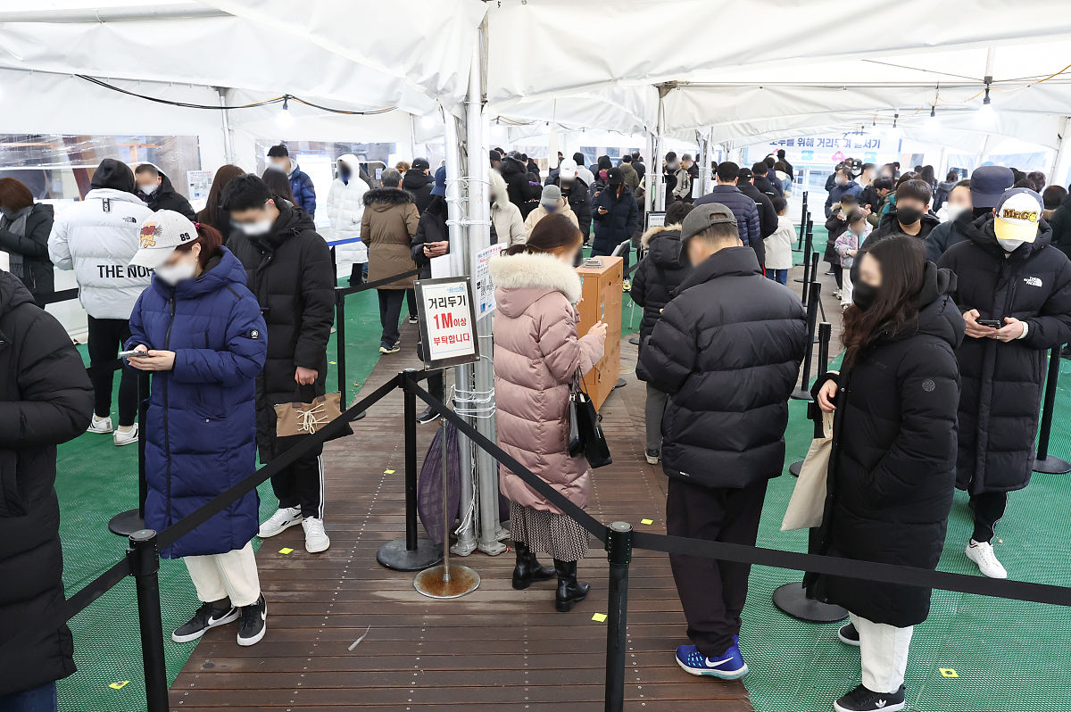 当地时间2022年1月26日,韩国首尔,民众排队进行新冠检测.据韩联社报道