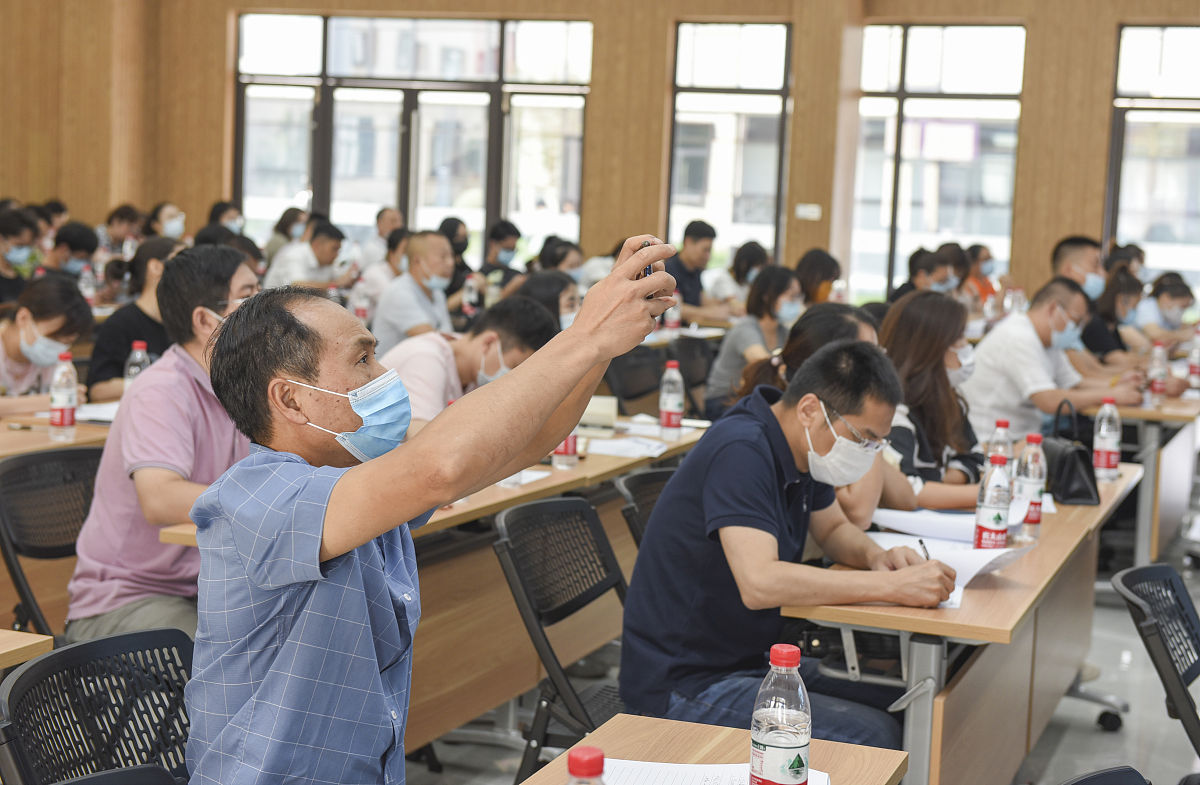 如何评价公司在下班后设置课程培训员工课程开始前需现场签到并由综合部进行监督学习。此系列课堂结束后公司将统一组织闭卷考试根据考试成绩对前端开发人员的技术能力进行重新评估。但是员工因故无法参加