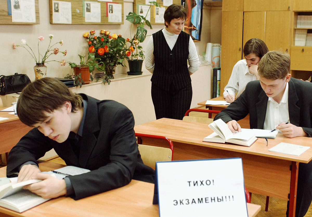 2005年6月1日,俄罗斯莫斯科,俄罗斯学校开始进行毕业考试.  itar-tass