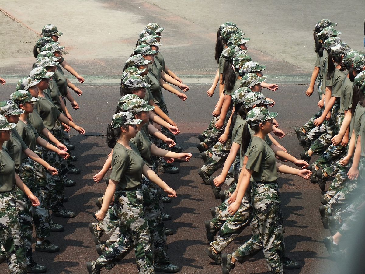 数一下这篇文章一共有多少字你当前使用的模型为gpt-35-turbo! 站长合作邮箱：wxgptqqcom军心得军训是每个大学生入学后必经的一段时光也是大学生活中一个非常重要的部分。我所在的大学每年都会开展为期一个月的军训活动通过军训我们不仅能够增强体质培养团队精神还能够学到军人的严谨作风和坚韧意志。在这一个月的军训中我深刻体会到了军人的辛苦和坚持不懈的精神也收获了很多宝贵的经验和体会。首先军训使