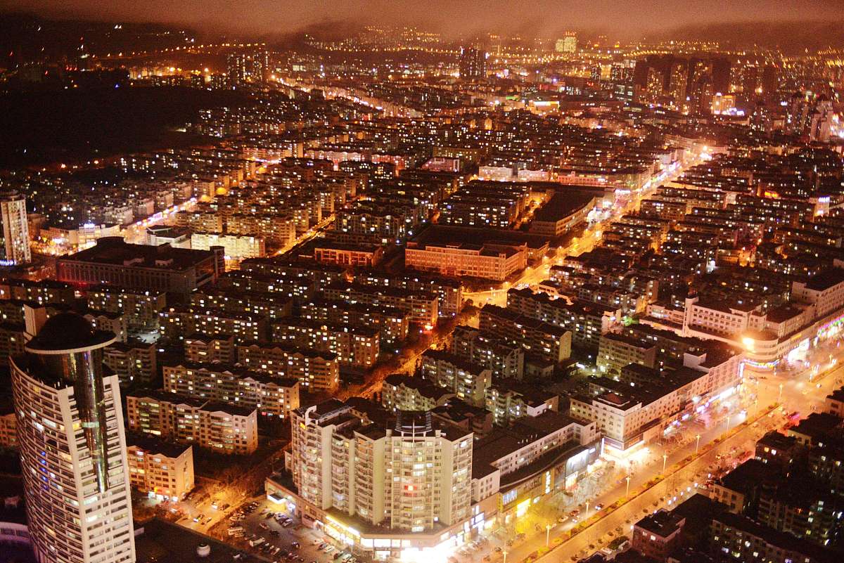 2014年4月16日,山东青岛开发区56层楼高空拍摄的夜景.