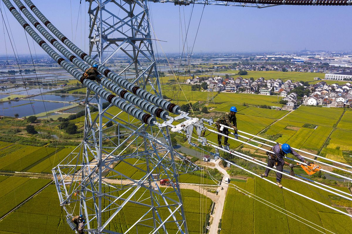 根据以下内容写一篇2000字的调研报告。一、拓展市场方向：一主要以本市市场服务对象为主在宜兴市不同乡镇区域不同风俗习惯的背景条件下拓宽市场主体；二拓展无锡市场；三获得批准的前提下拓展周边邻省市市场如上海、苏州、常州等地。二、提升综合管理能力：一提高硬实力：1、优化园区整体布局。2、改善园区环境卫生。二增强软实力：1、从咨询、购墓、办理手续到安葬等一系列服务上下功夫。2、为民服务站在客户角度思考问题