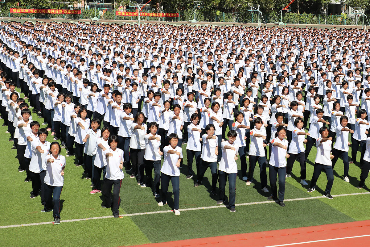 请帮我是帮助老师带班的助教给高一写一篇50个字左右的军训临别赠言短句精炼