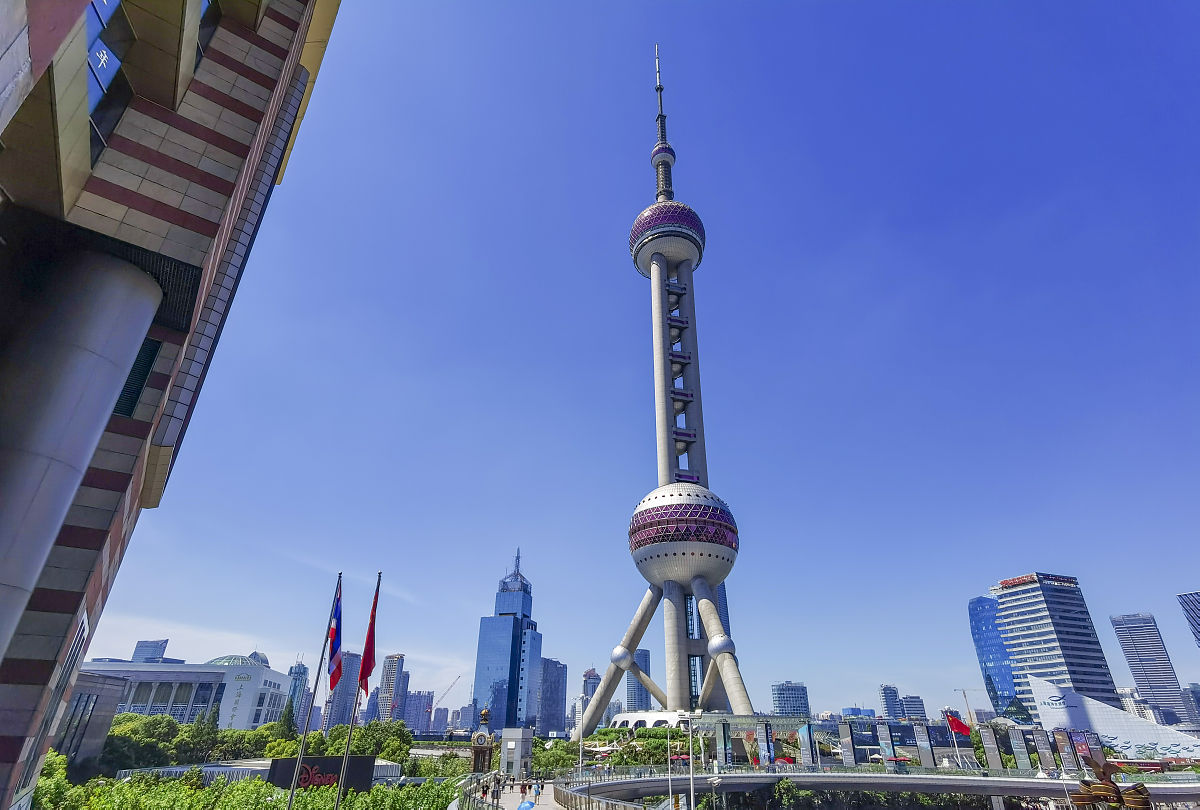 2020年8月12日,上海,浦东新区陆家嘴的地标:东方明珠广播电视塔.