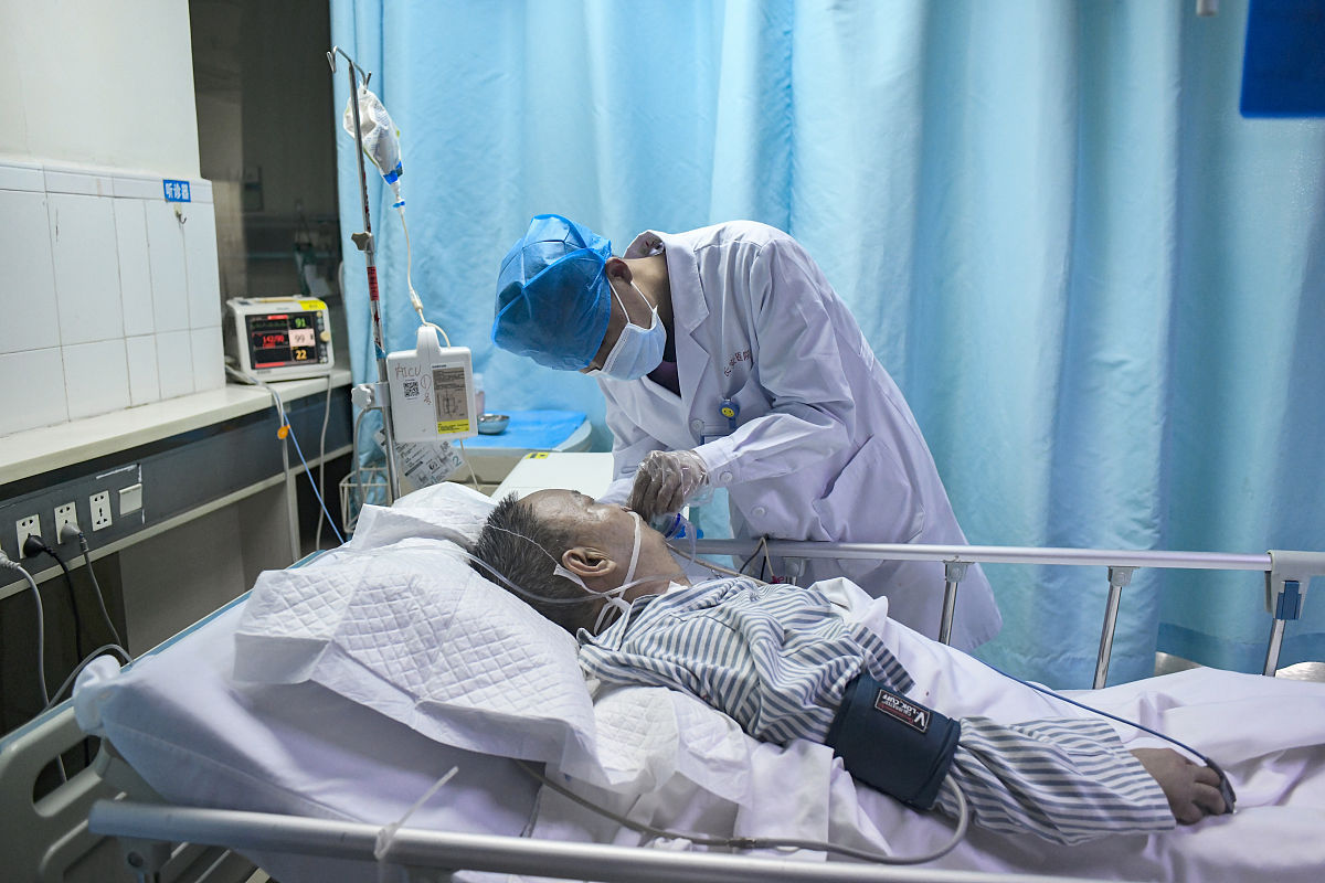 ICU里的病人突然生命体征出现异常详细描写护士报的各种指标的数字和医生的之间配合抢救的对话