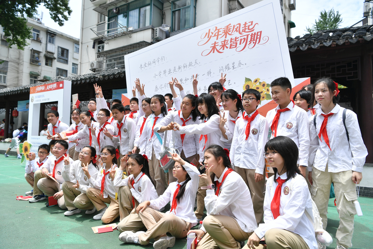 请写一段200字左右关于发放校服的现场新闻稿