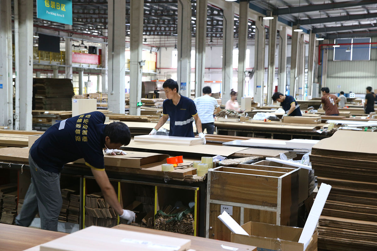 句子改写：按照现有的生产类型建设标准面板、小幅面板和异形面板的生产线。同时针对数量需求较少的小尺寸板件和异形板件设立独立的包装区在车间末端进行统一配套。综合考虑家具制造离散型车间的特性针对生产车间的设备布局作出如下调整：1为不同的面板类型分配电子锯床两台串联机将分为主机