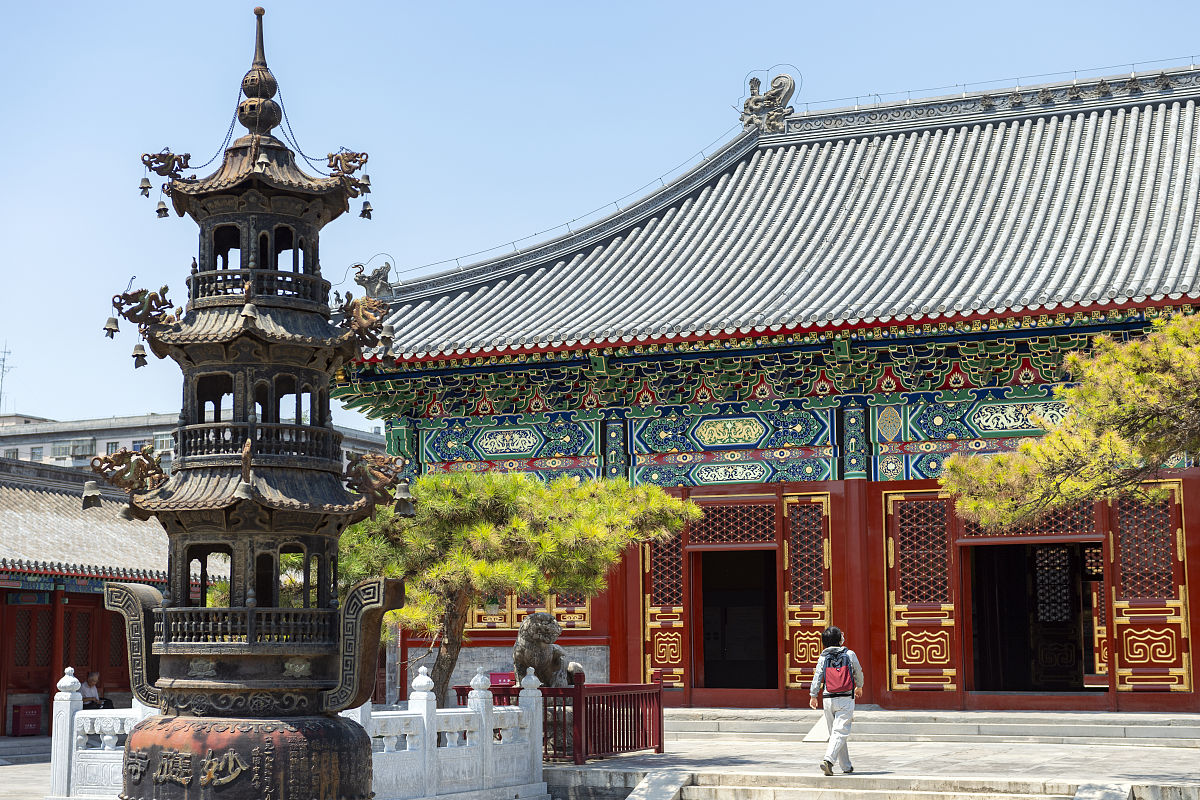 2021年6月22日,北京,市民游览妙应寺.