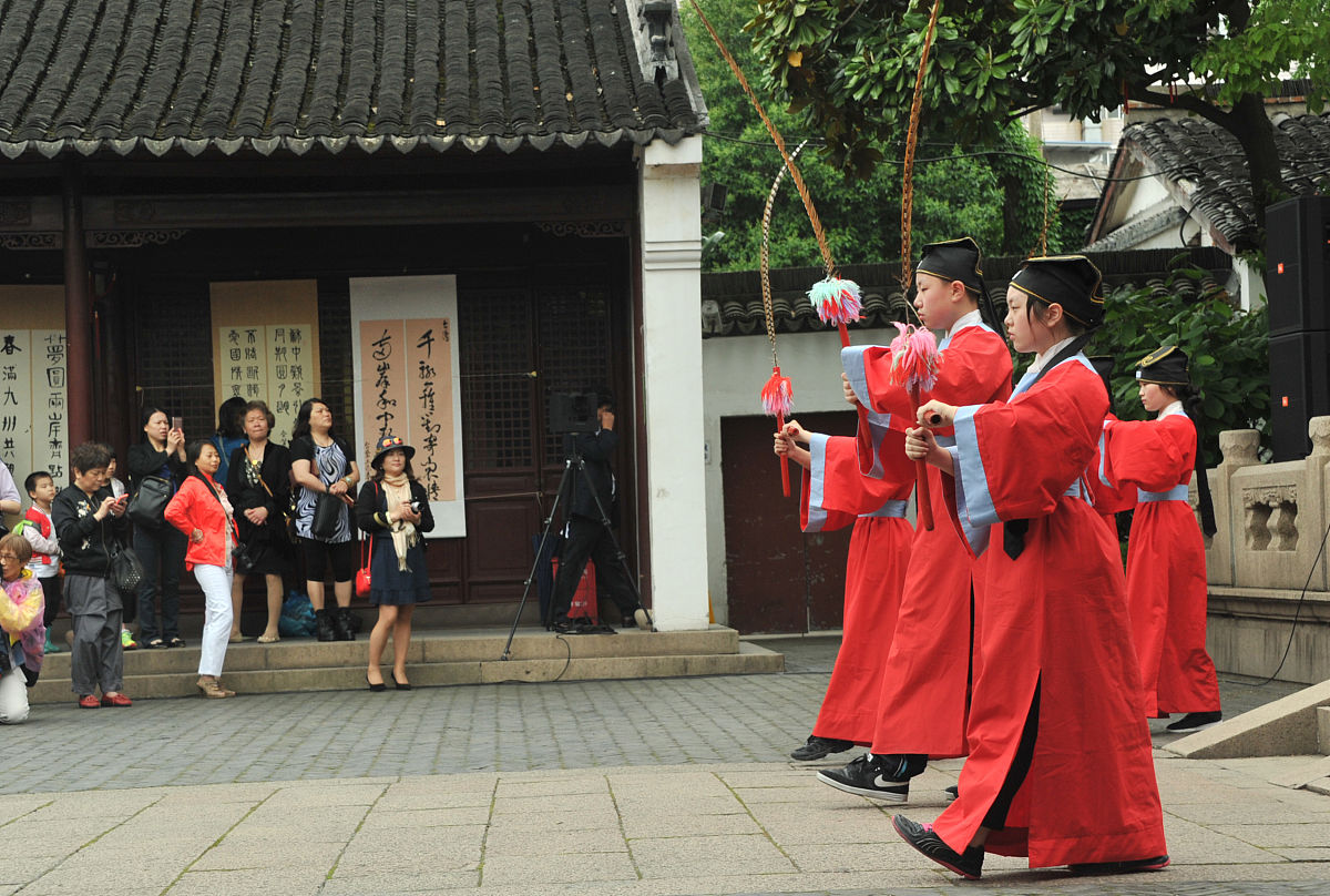 2016年5月7日,上海,两岸学生"百人百联楹联书法暨中华茶礼展示活动"如