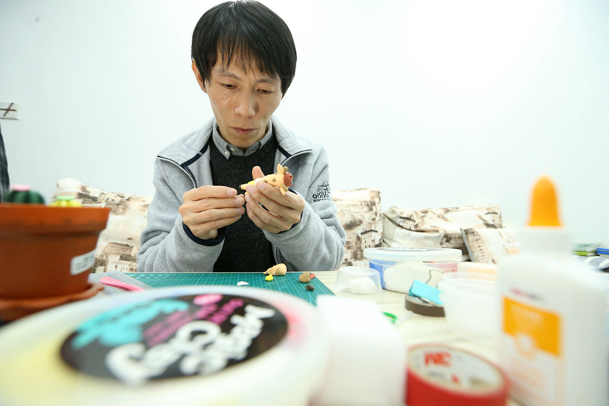 2019年12月1日,上海,徐时欢在制作粘土玩具.