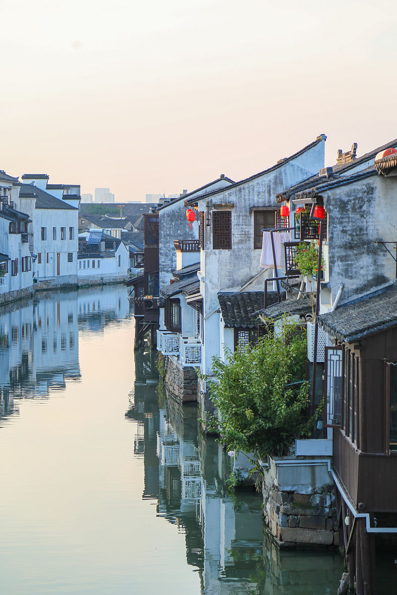 2021年10月29日,江苏苏州,七里山塘景区山塘街,不少游客在此参观游览.