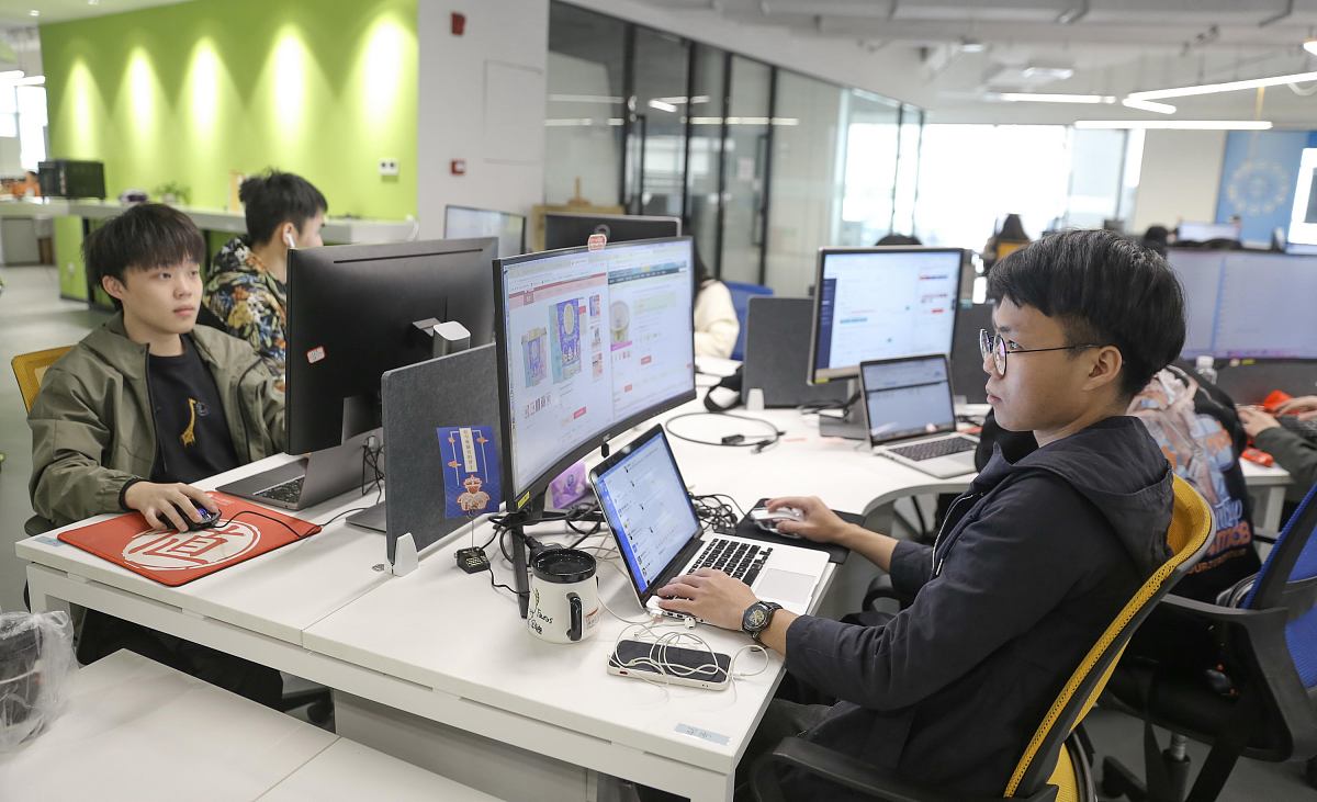 2020年12月22日,在海口复兴城互联网信息产业园,一家企业员工在办公的