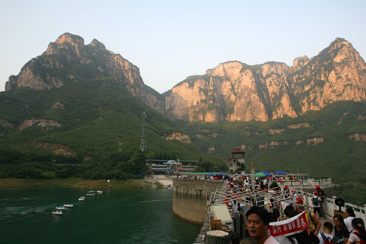 用“马 ,婷,霞,”三个字作一首诗