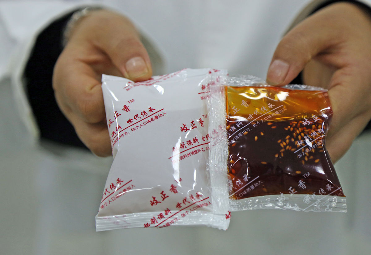 帮我写一个带货视频文案它是小包装的酸梅汤一袋有30小包止卖199突出卖点有携带方便价格实惠厂家直销味道好喝可以搭配其它饮料冲调大概300字左右