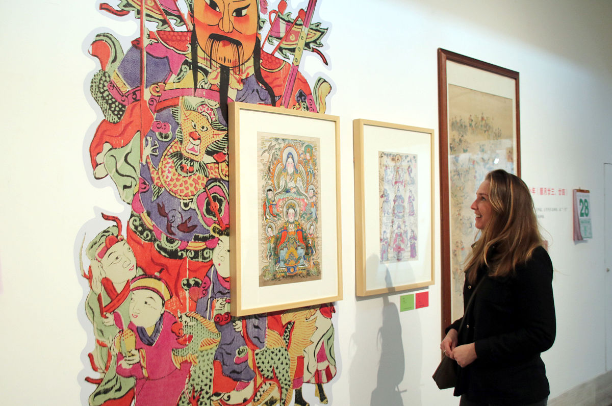 2019年1月15日,观众在江苏苏州美术馆古版年画特展上参观.