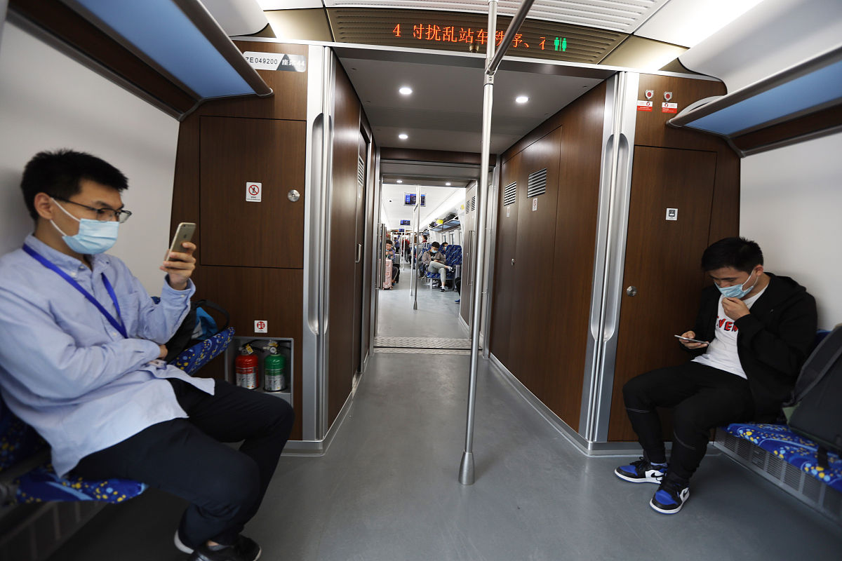 衡水铁路电气化学校毕业后，我在地铁站工作